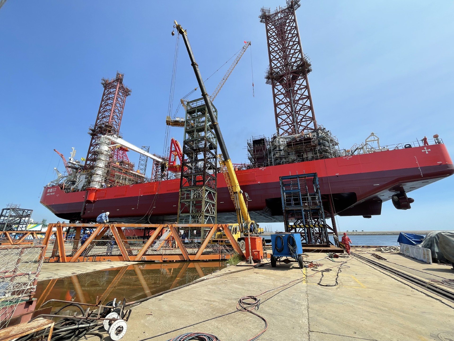 海上風(fēng)電安裝平臺(tái)“精銦03”號(hào)順利出塢吉水